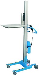 Apilador electrico a 90 kg a 1360 mm 735 x 435 x 1.692 mm 10700