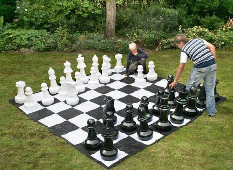 Jogos de xadrez gigantes na rua com peças grandes
