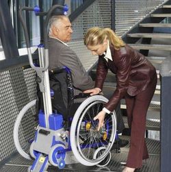 LIFTKAR 5 dispositivo para subir escadas + cadeira de rodas especial adaptada