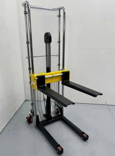 Empilhador elétrico 400 KGS. em 1500 mm 10562