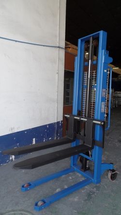 Empilhador manual levanta 2500mm - 1000kg 16001