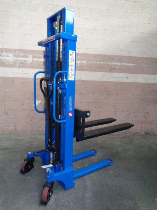 Empilhador manual levanta 2500mm - 1000kg 16001