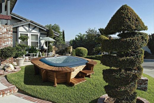 Spa Malibu hinchable con panelado de madera exterior 180 x 180 x 71cm KBE54154
