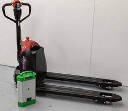 Transpaleta electrónica 2.000 kg 16027